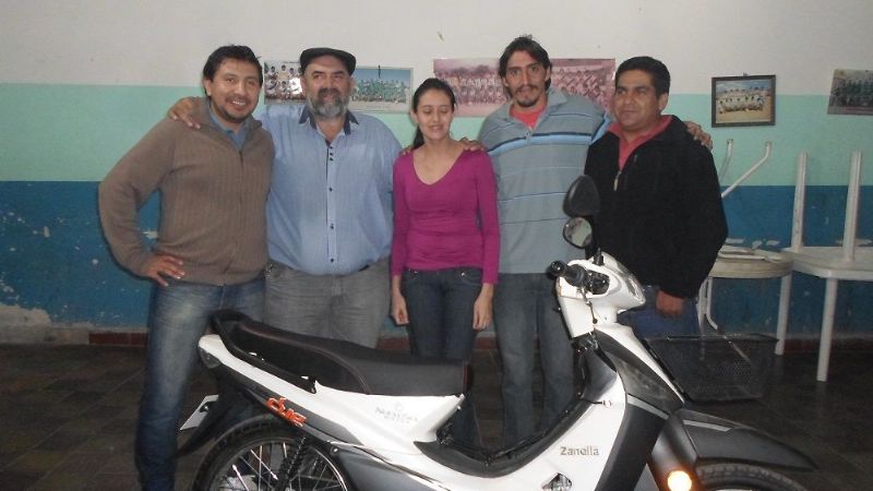 León Mendoza donó una moto al Club San José para que recauden fondos