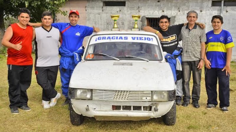 Festejo a lo grande de los hermanos Paredes en la Clase A5