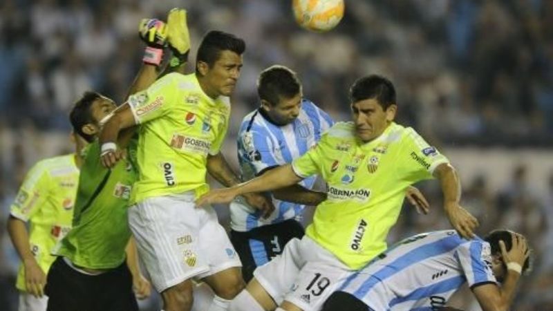 Racing lo dio vuelta ante Táchira en Avellaneda y clasificó primero