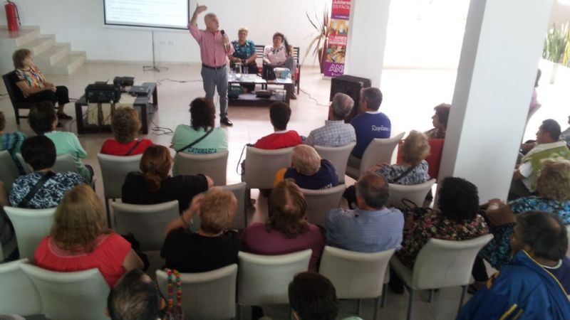 Jubilados de ANSES en el CIIC junto a Scioli y Lucía