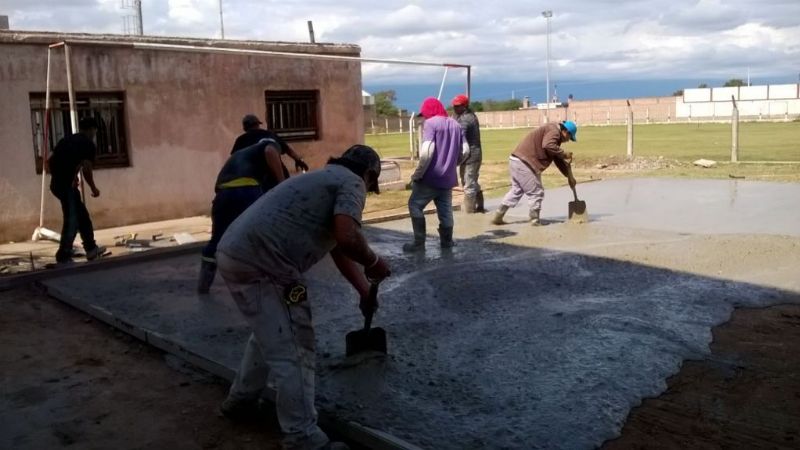 Iniciaron los trabajos de la primera cancha abierta de fútbol con césped sintético
