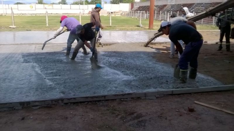 Iniciaron los trabajos de la primera cancha abierta de fútbol con césped sintético