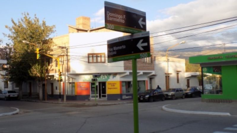 Continúa la instalación de cartelería señalética en el casco céntrico