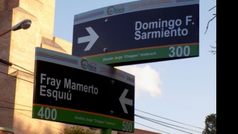 Continúa la instalación de cartelería señalética en el casco céntrico