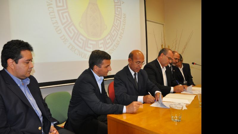 Becas para prácticas de Mina y tesistas de grado