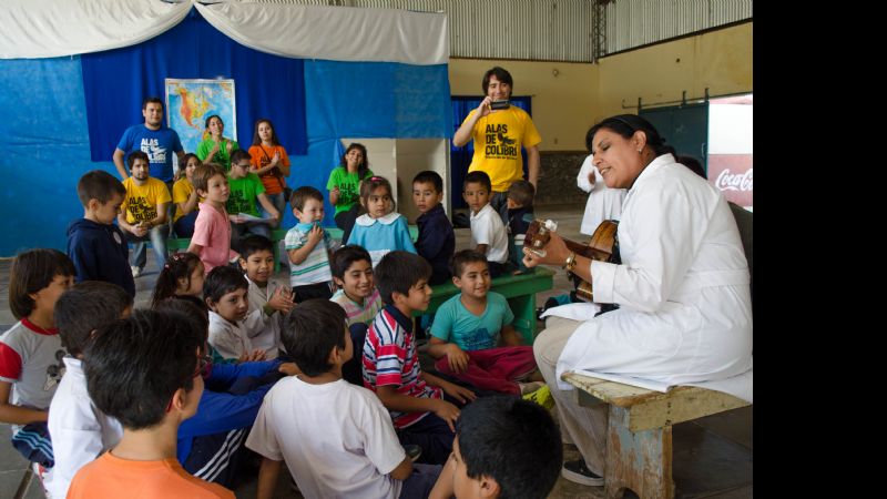 Alas de Colibrí visitó la Escuela de Collagasta
