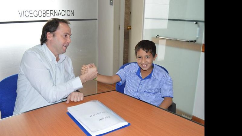 Mera recibió al pequeño piloto Ayrton Salvatierra
