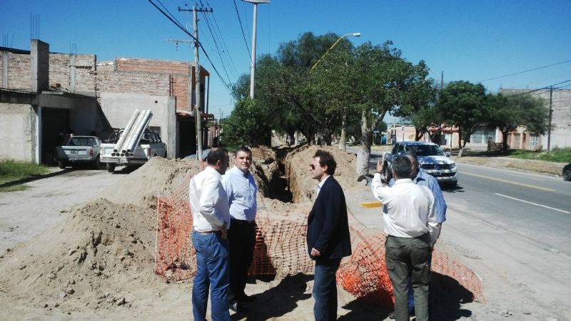 Obra de agua potable y cloacas en la Av. Virgen del Valle