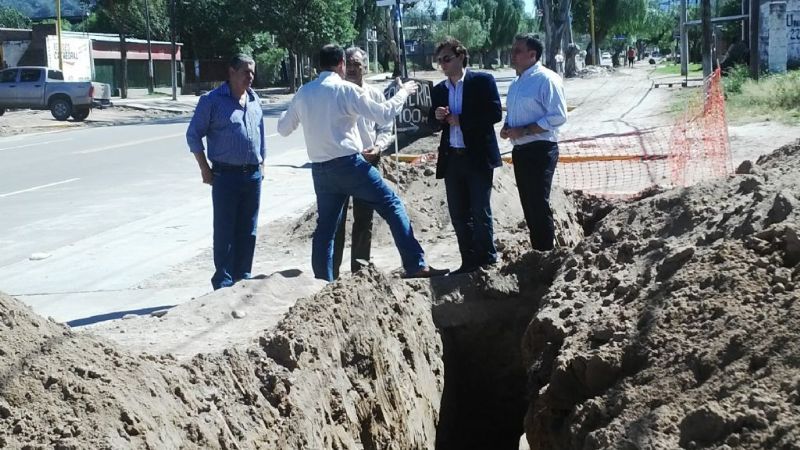 Obra de agua potable y cloacas en la Av. Virgen del Valle