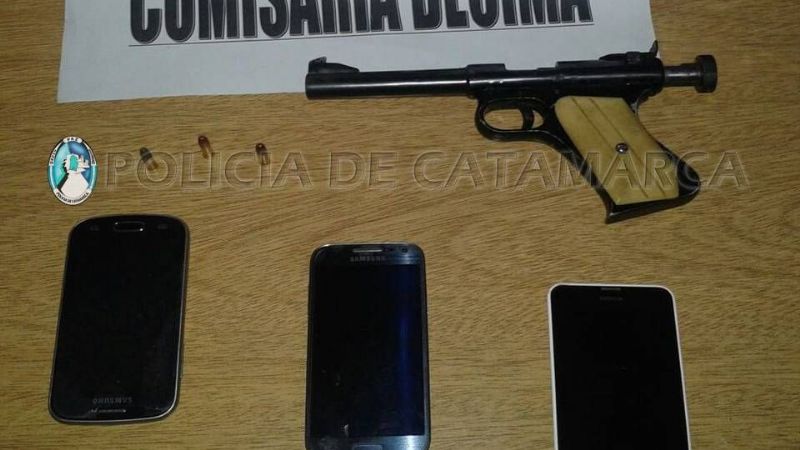 Aprehenden a una mujer y a un sujeto con un arma de fuego