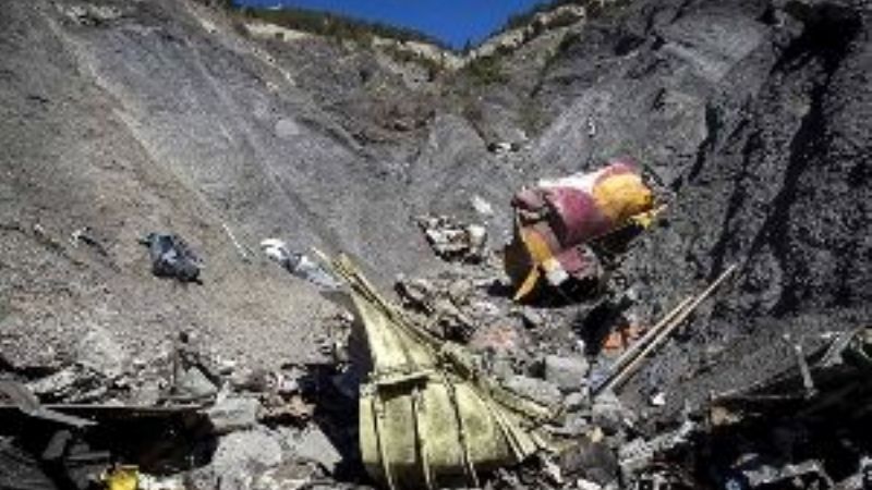 El copiloto descendió el avión y subió la velocidad hasta estrellarlo