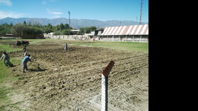 Trabajos en la cancha del Club Unión Calchaquí por sus 100 años