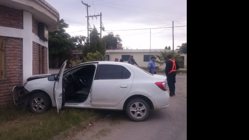 Chocaron dos autos y uno terminó incrustado en una casa