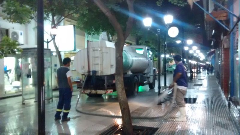 Limpieza diaria de Peatonal Rivadavia
