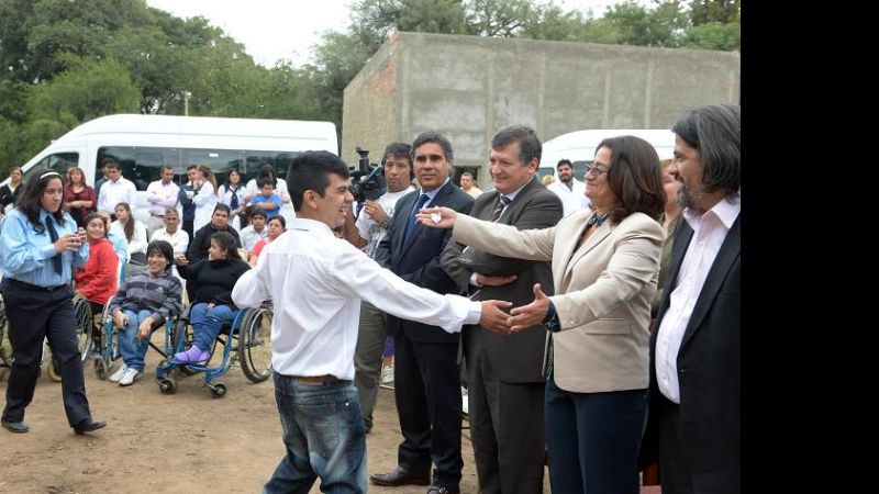 Entregan unidades móviles para escuelas especiales