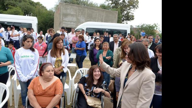 Entregan unidades móviles para escuelas especiales