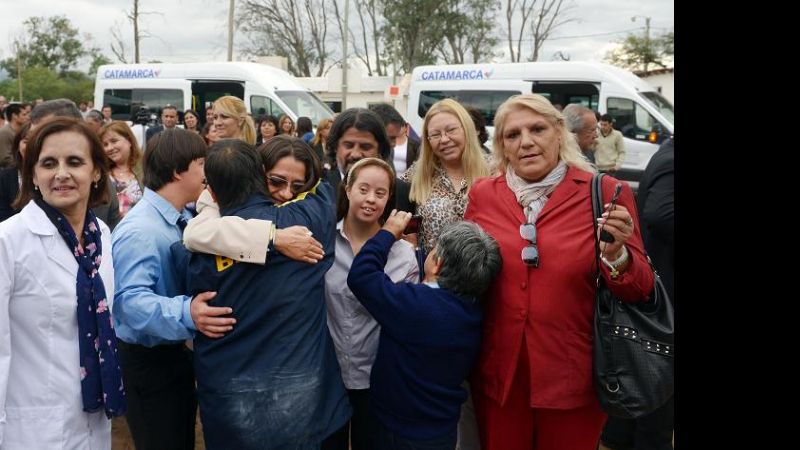 Entregan unidades móviles para escuelas especiales