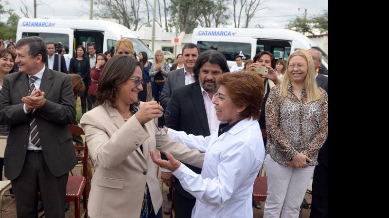 Entregan unidades móviles para escuelas especiales