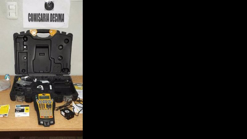 Robó elementos del interior de un auto y fue aprehendido