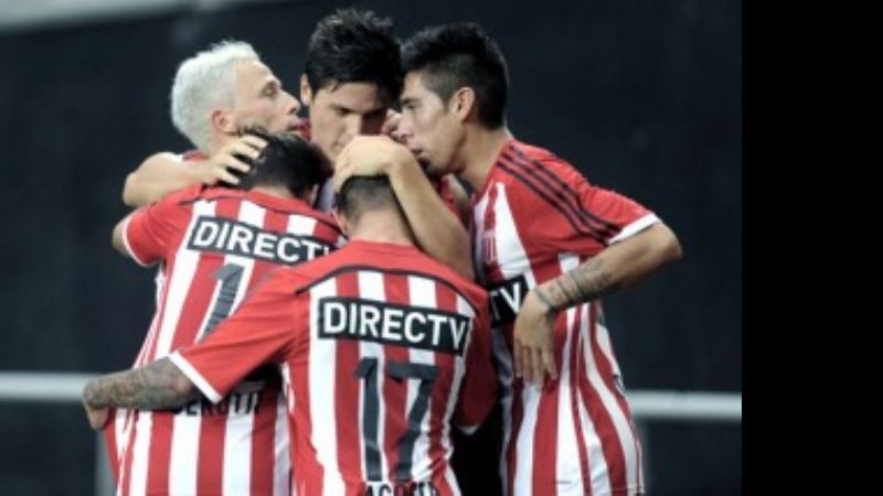 Estudiantes ganó y pasó, y Huracán fue goleado y eliminado