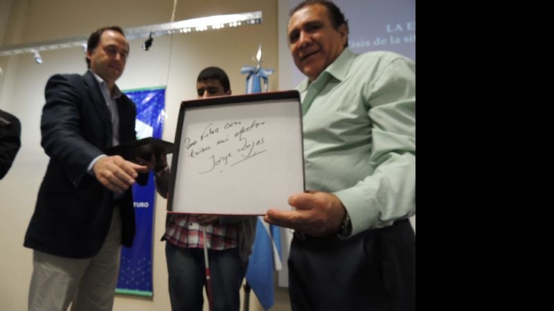 Mera entregó un regalo de Jorge Rojas al cantante catamarqueño Víctor Vega