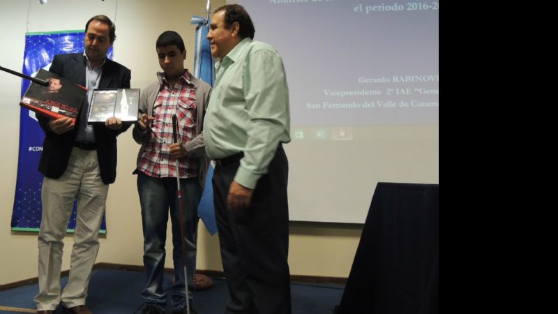 Mera entregó un regalo de Jorge Rojas al cantante catamarqueño Víctor Vega