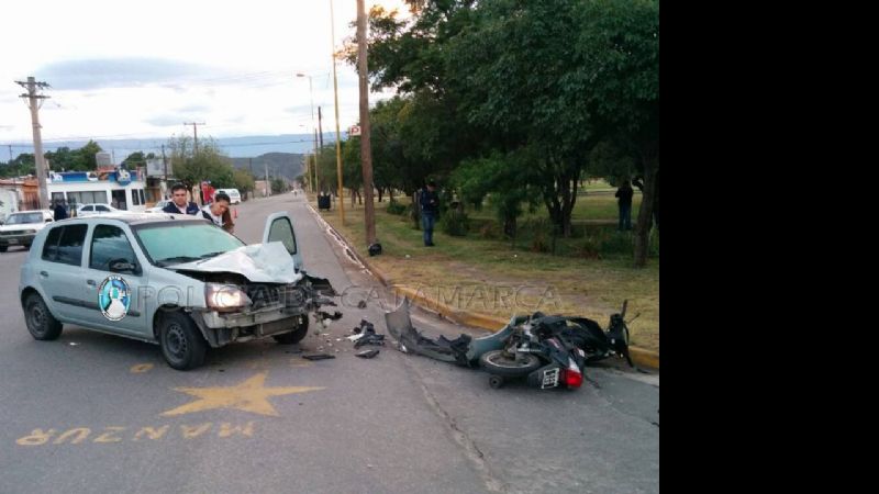 Un auto colisionó con una moto