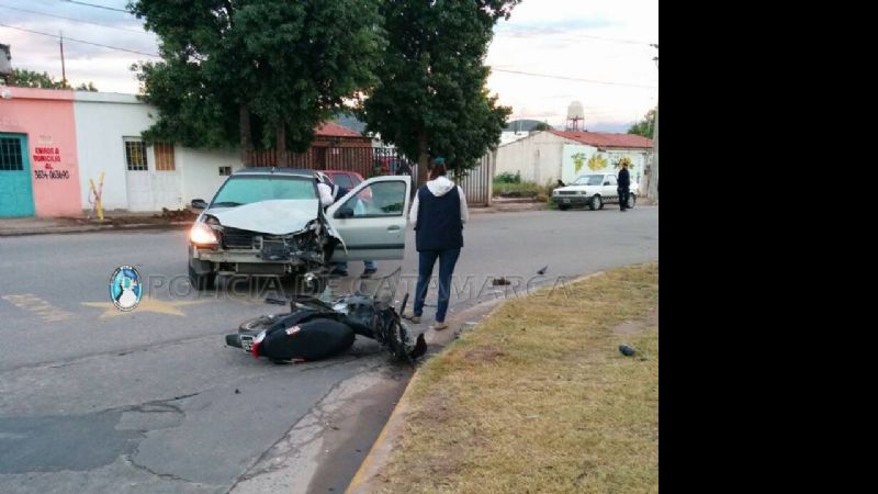 Un auto colisionó con una moto