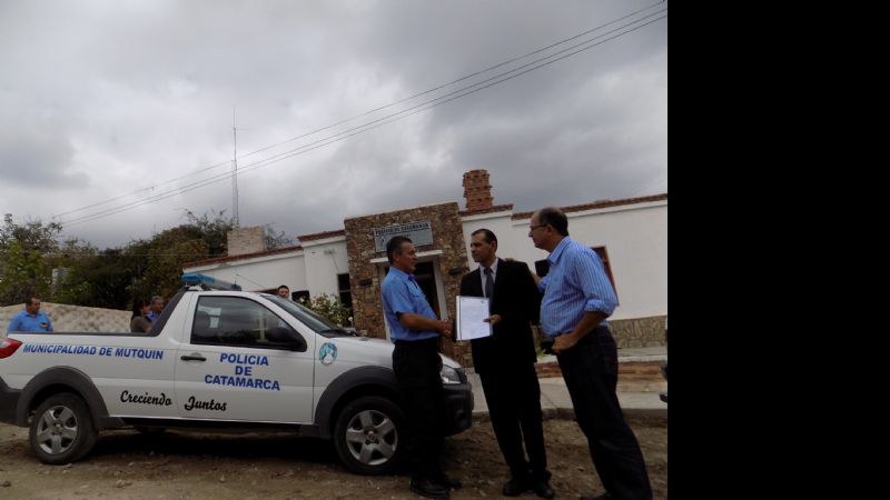 Entrega de móvil policial en Mutquín