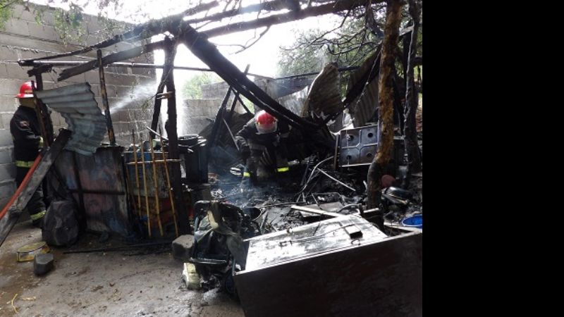 El fuego consumió una vivienda y dejó a la familia en la calle