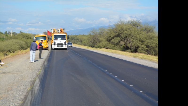 Tránsito con precaución por la presencia de personal y equipos viales en zona de camino
