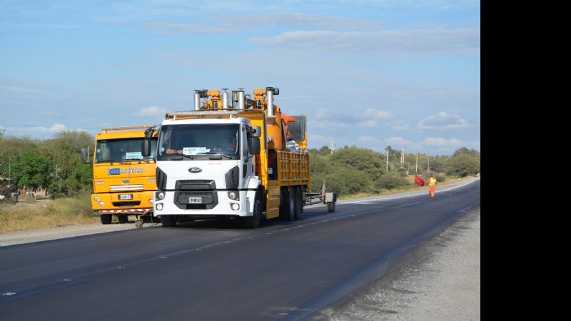 Tránsito con precaución por la presencia de personal y equipos viales en zona de camino
