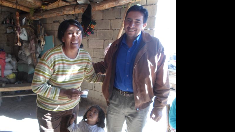 Entrega de subsidios a familias damnificadas por las crecidas de ríos