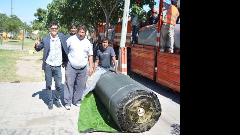 Llegaron rollos de césped sintético para la cancha de plaza San Ramón Nonato