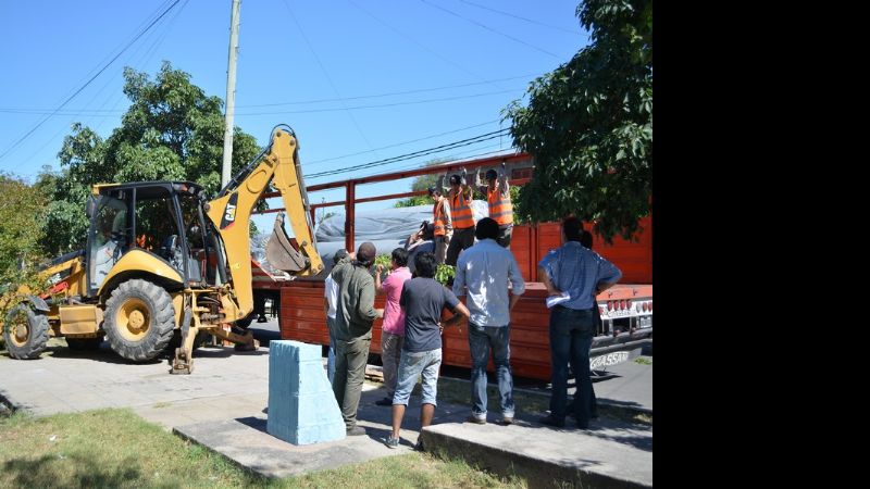 Llegaron rollos de césped sintético para la cancha de plaza San Ramón Nonato
