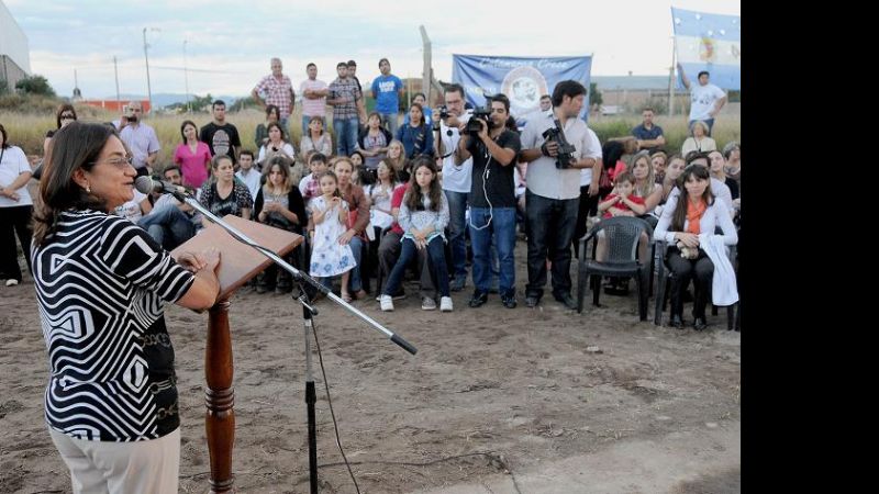 La Gobernadora entregó las viviendas del B° Centro de Ingenieros