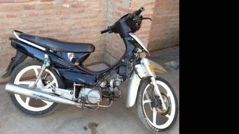 Otros dos policías heridos y un móvil dañado