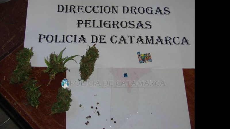 Arrestan a dos jóvenes con droga en el Sur capitalino