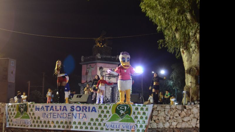 Títeres y música en la plaza del Aborigen