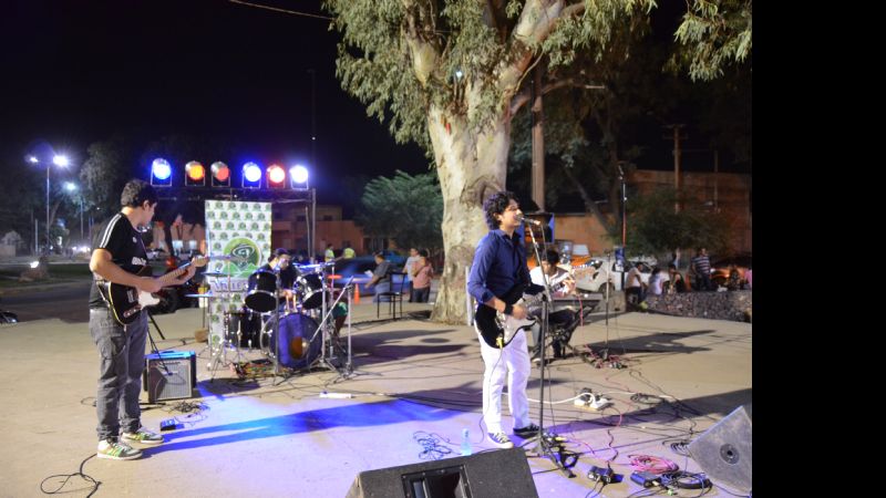 Títeres y música en la plaza del Aborigen