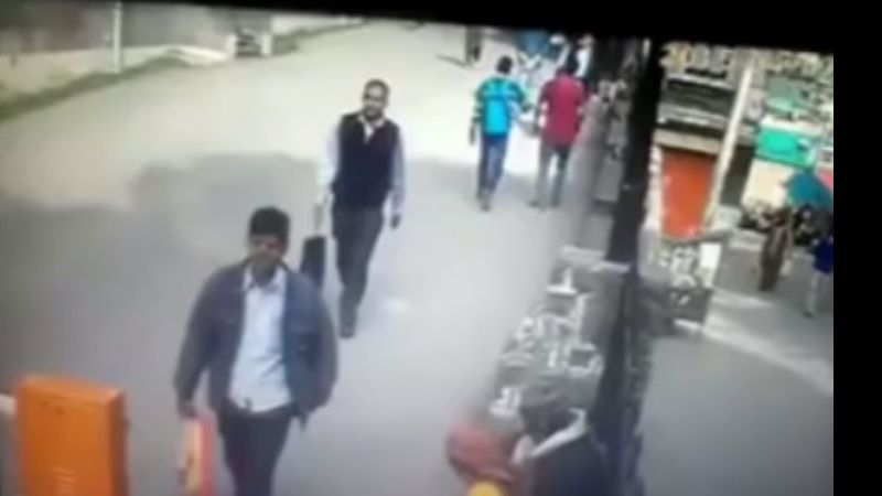 Un mono atacó a un joven que le hizo una burla