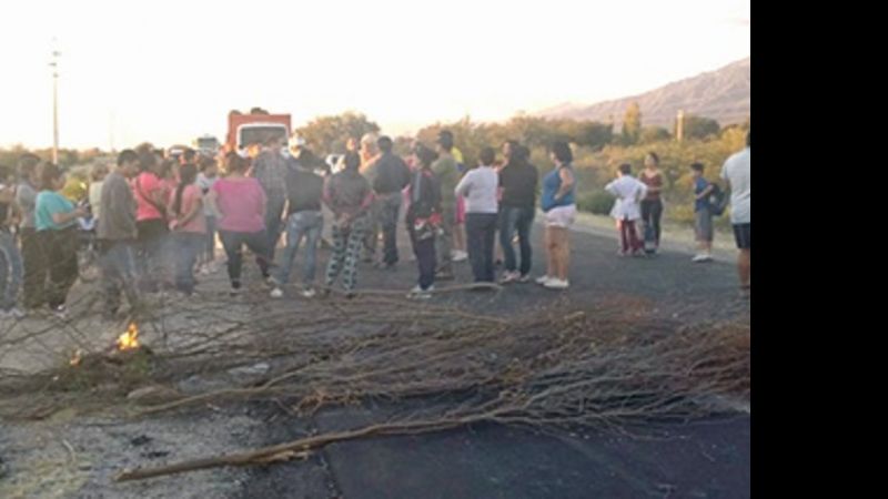 Cortan la ruta en reclamo de asfaltado