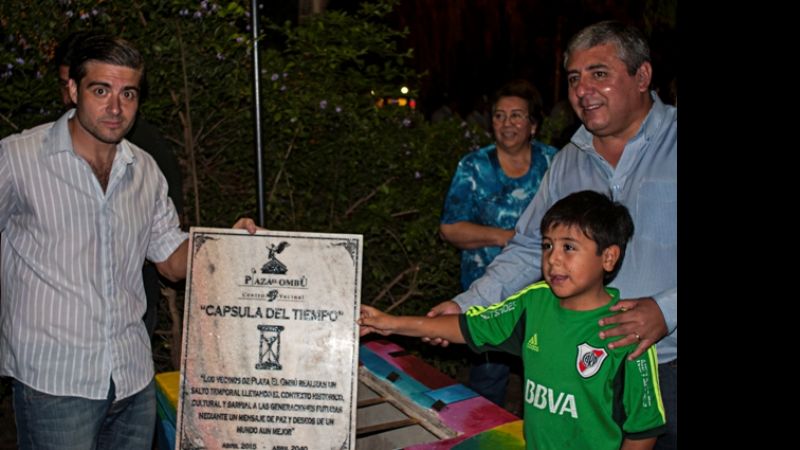 Instalaron una cápsula del tiempo y gimnasios al aire libre en Plaza El Ombú