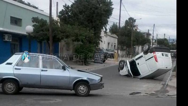 Vehículo de Drogas Peligrosas volcó tras un choque