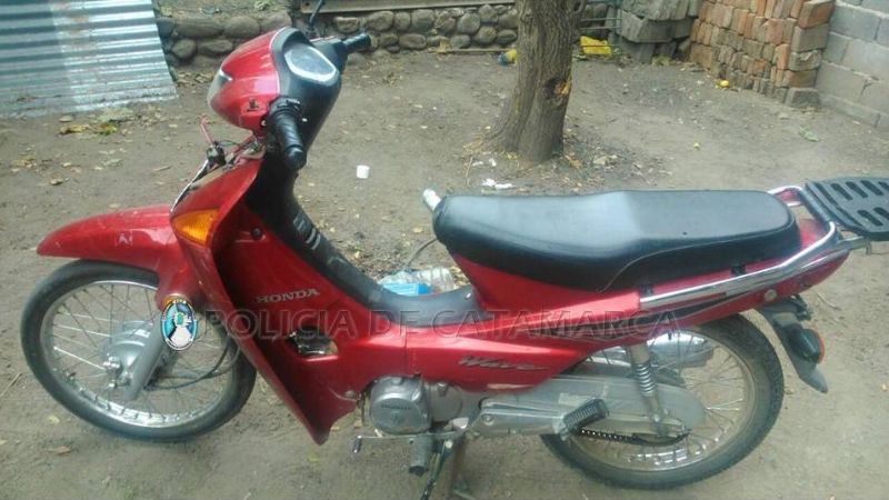 Detienen a tres ladrones de moto