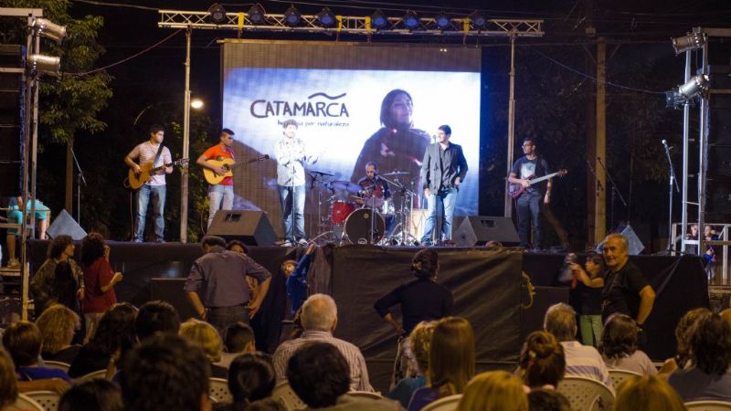 El público disfruta de la Feria Artesanal Manos Catamarqueñas