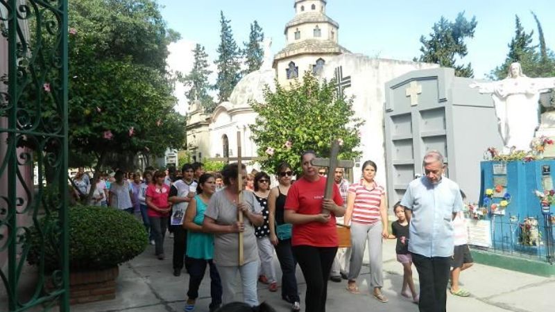 Vía Crucis en el cementerio municipal