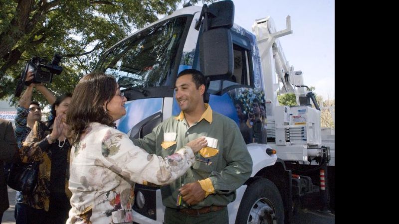 La Gobernadora entregó nuevos camiones-grúas a la EC Sapem