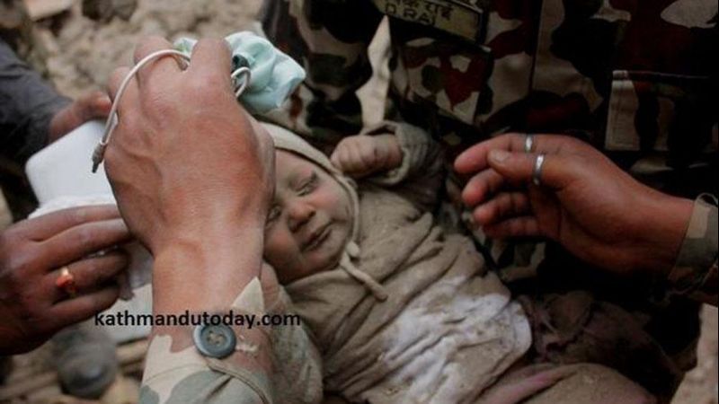 Nepal: rescataron a un bebé que pasó 22 horas bajo los escombros