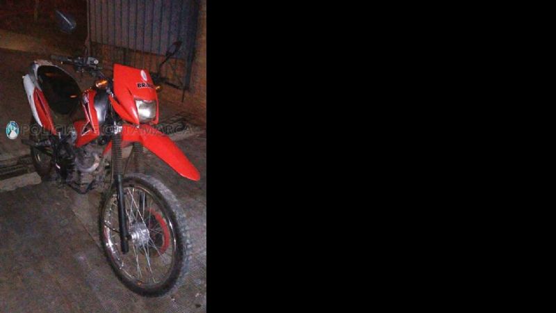 Agreden a policías mientras recuperaban una moto robada